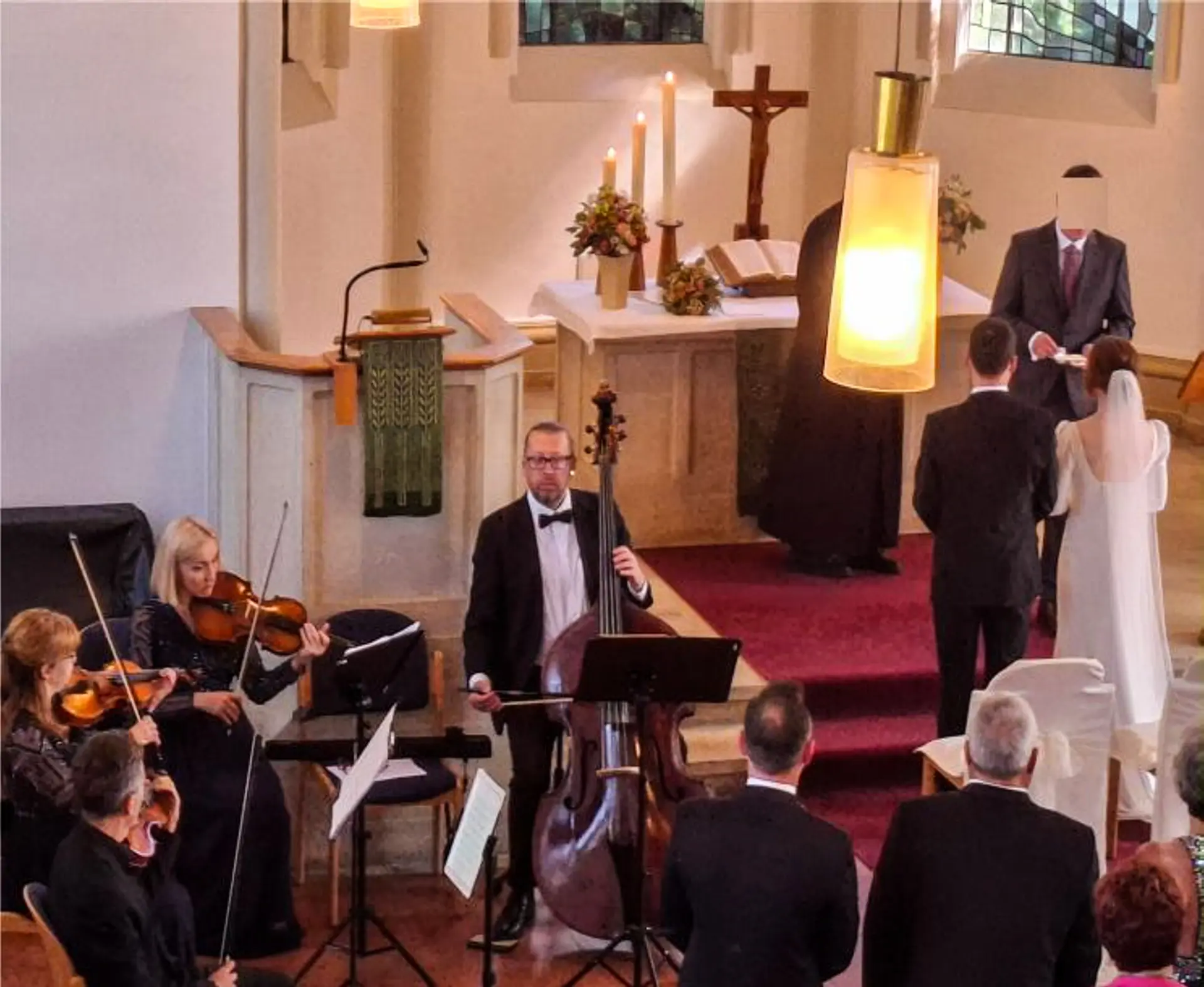 Klassisches Streichquartett Musica Viva im Altarraum einer Kirche
